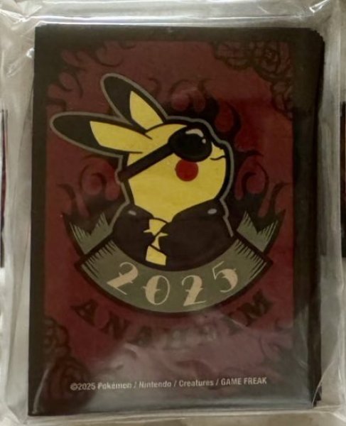 画像1: WCS2025デッキシールド(赤背景ピカチュウWCSロゴ無し) (1)