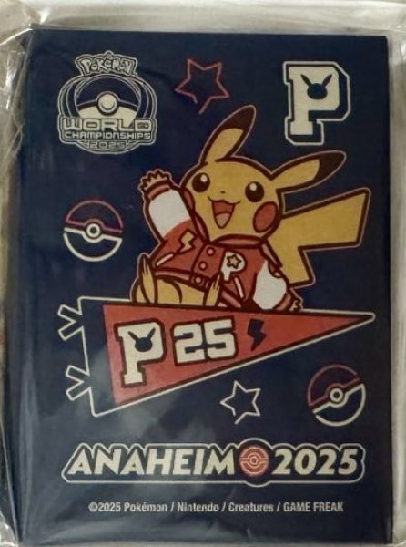 画像1: WCS2025デッキシールド(青背景ピカチュウWCSロゴモノクロ) (1)
